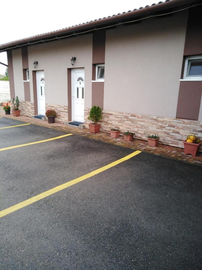 Boglarka Vendeghaz Apartment Mosonmagyaróvár Exterior foto